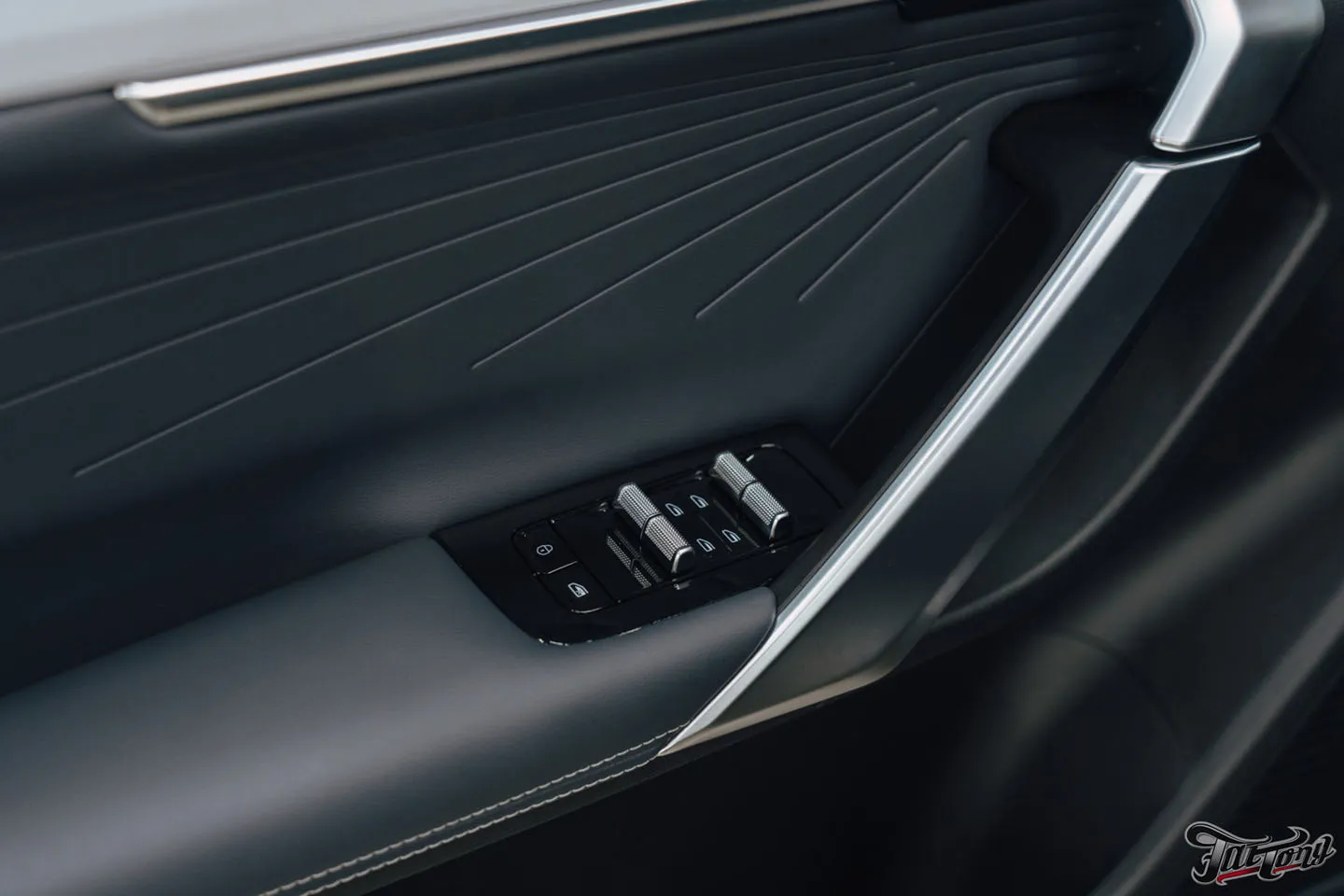 Подарок для будущей супруги: оклеили Geely Atlas матовым винилом, переднюю часть забронировали полиуретаном, добавили глянцевые наклейки + защита глянца в салоне, керамика пленки и кожи